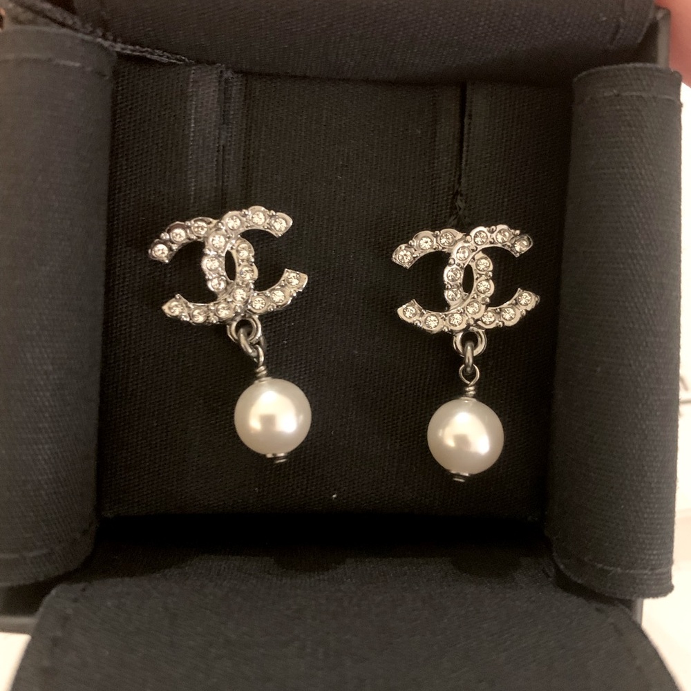 ❌SOLD❌ 
New. Authentic Chanel Pearl Crystal earrings